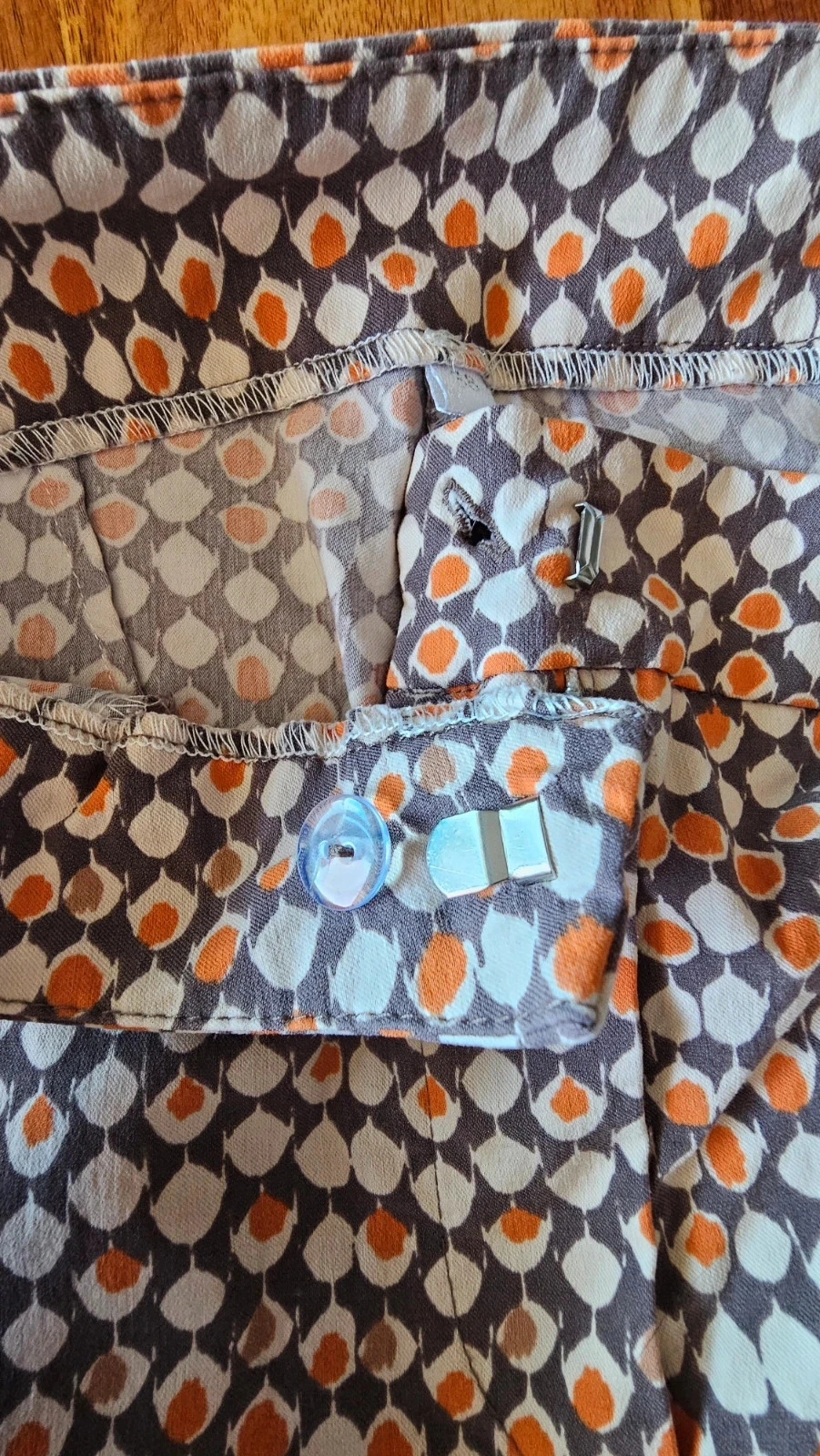 Vintage damesbroek met witte, bruine en oranje motieven, maat 38 – photo 6